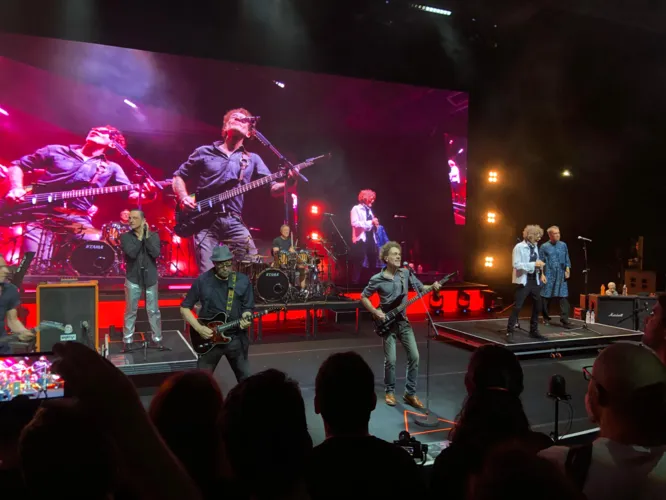 Com emoção, superação e homenagens, Titãs lota a Concha Acústica