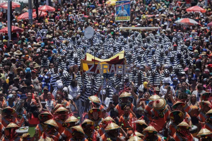 Confira fotos de Carlinhos Brown no Arrastão do Carnaval