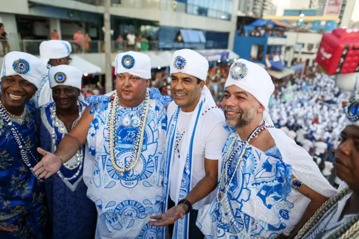 Confira fotos do desfile dos Filhos de Gandhy desta segunda-feira