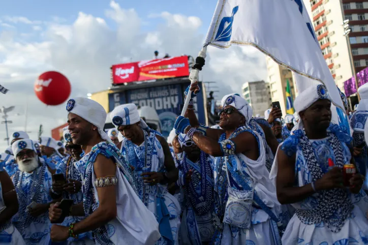 Confira fotos do desfile dos Filhos de Gandhy desta segunda-feira