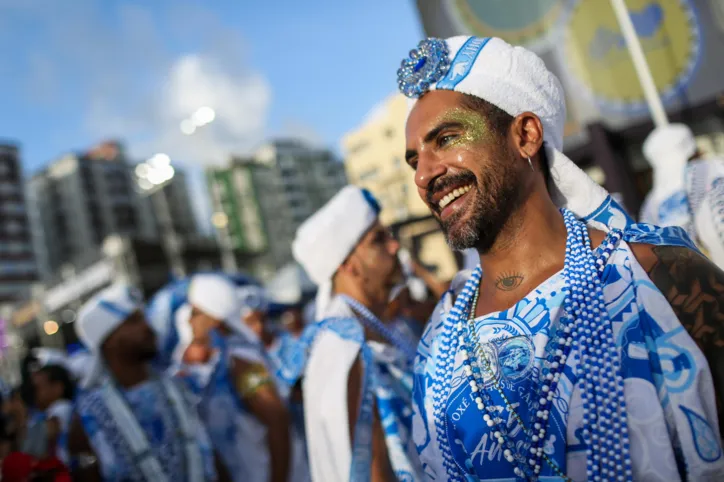 Confira fotos do desfile dos Filhos de Gandhy desta segunda-feira