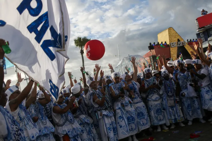 Confira fotos do desfile dos Filhos de Gandhy desta segunda-feira