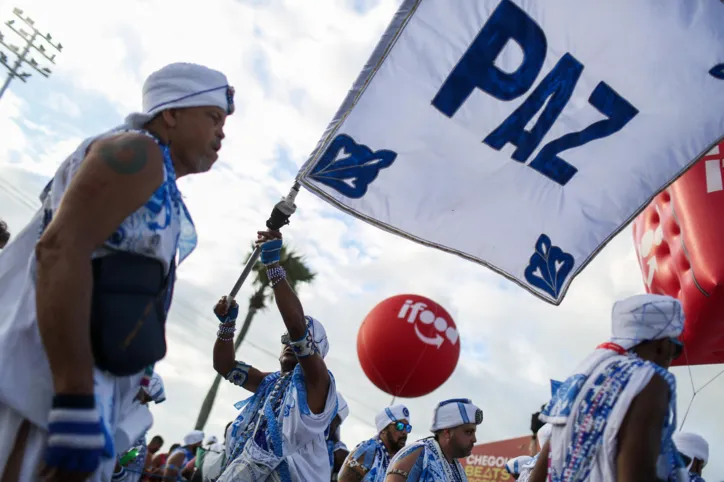 Confira fotos do desfile dos Filhos de Gandhy desta segunda-feira