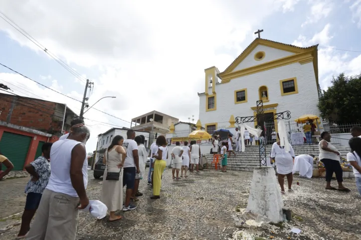 Fiéis comparecem à Igreja de São Lázaro pedindo proteção pelo ano novo