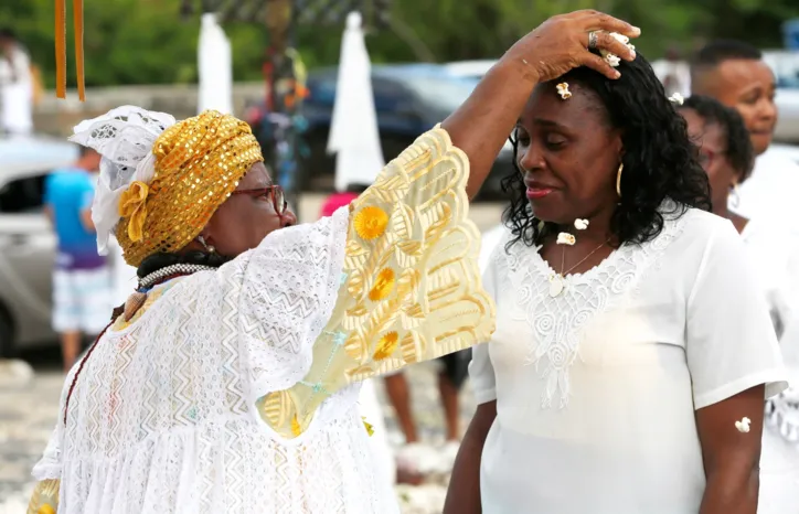 Fiéis comparecem à Igreja de São Lázaro pedindo proteção pelo ano novo