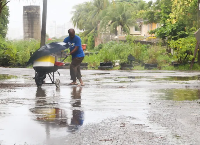 Fotos: Confira imagens dos transtornos causados pela chuva em Salvador