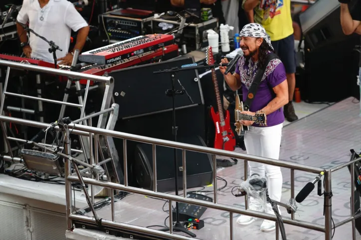 Fotos: confira as imagens do domingo de carnaval em Salvador