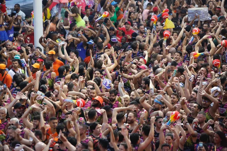 Fotos: confira as imagens do domingo de carnaval em Salvador