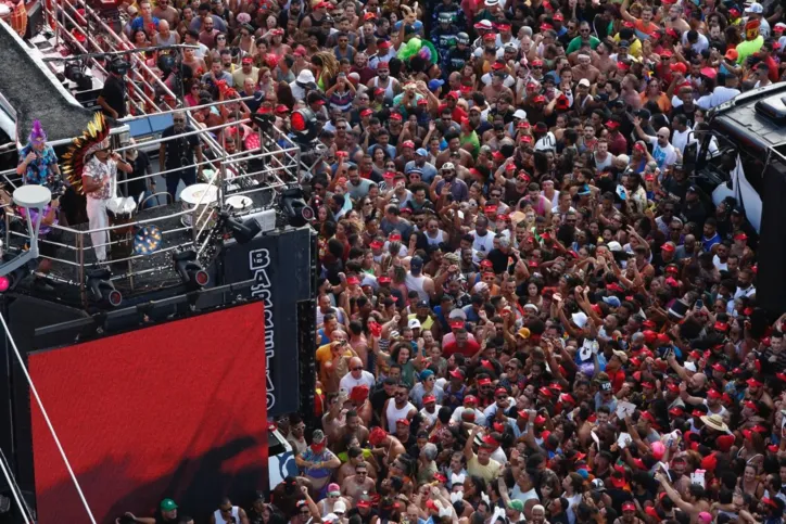 Ivete, Brown, Baiana e Ilê dividem Castro Alves na abertura da folia