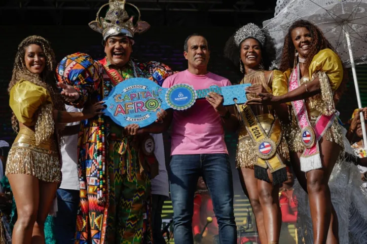 Rei Momo recebe chave de Salvador e Carnaval é oficialmente iniciado