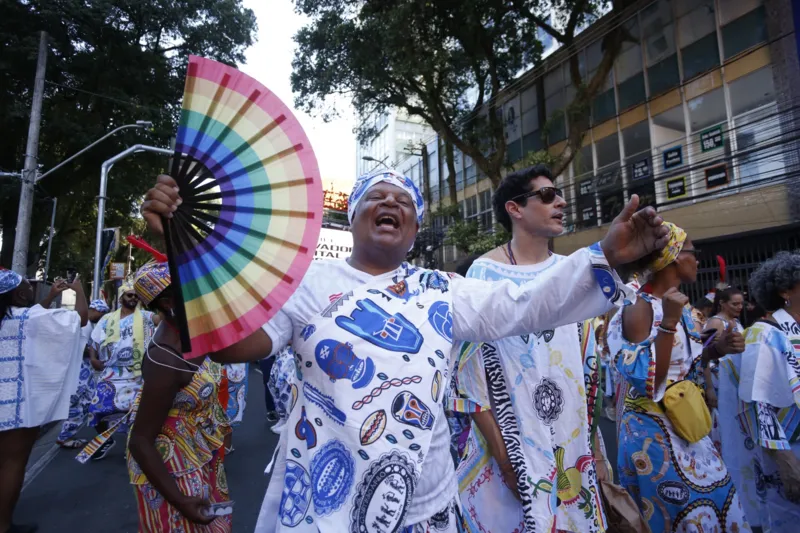 Blocos afro fazem carnaval antecipado e arrastam multidão em Salvador