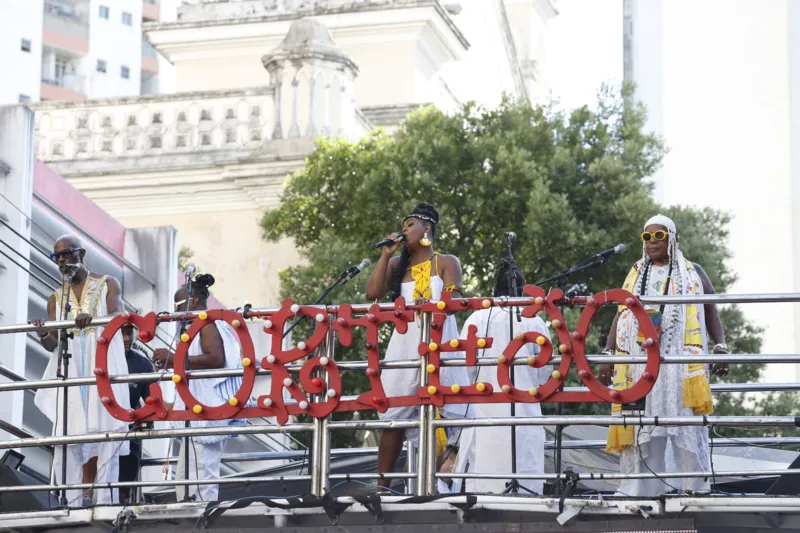 Blocos afro fazem carnaval antecipado e arrastam multidão em Salvador