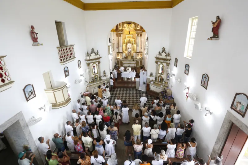 Fiéis comparecem à Igreja de São Lázaro pedindo proteção pelo ano novo