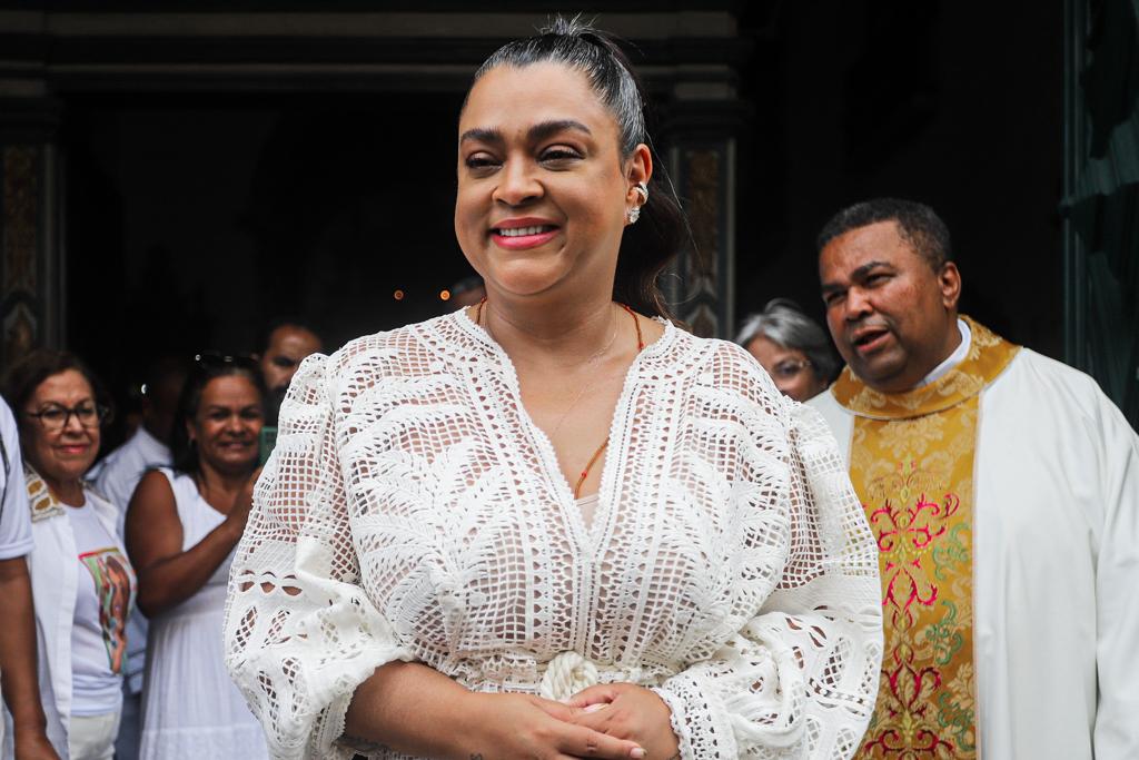 Com o pai e Regina Casé, Preta Gil agradece em missa no Pelourinho