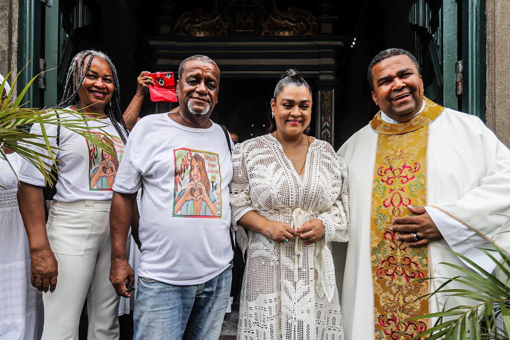 Com o pai e Regina Casé, Preta Gil agradece em missa no Pelourinho