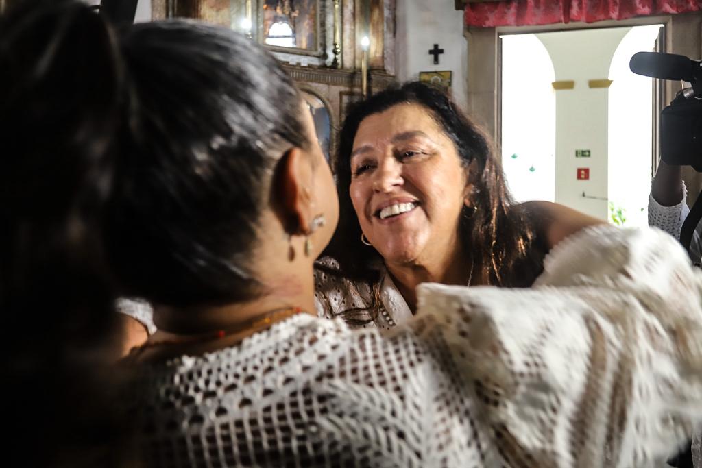 Com o pai e Regina Casé, Preta Gil agradece em missa no Pelourinho