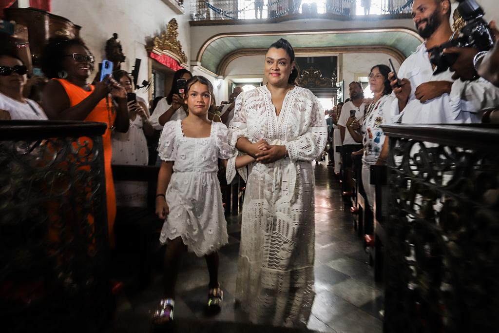 Com o pai e Regina Casé, Preta Gil agradece em missa no Pelourinho