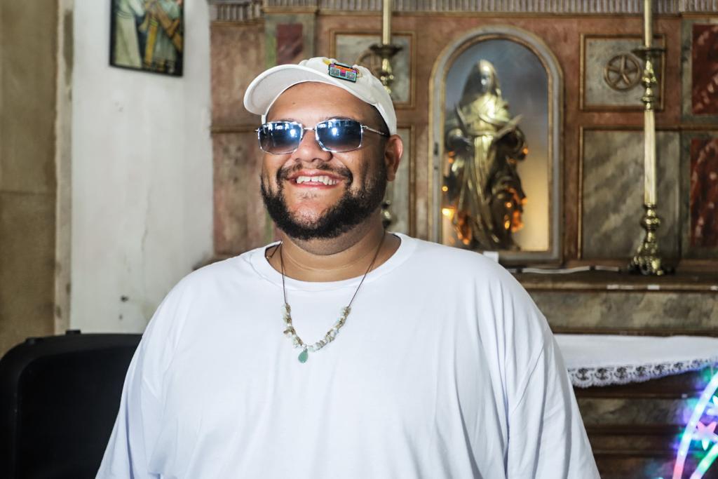 Com o pai e Regina Casé, Preta Gil agradece em missa no Pelourinho