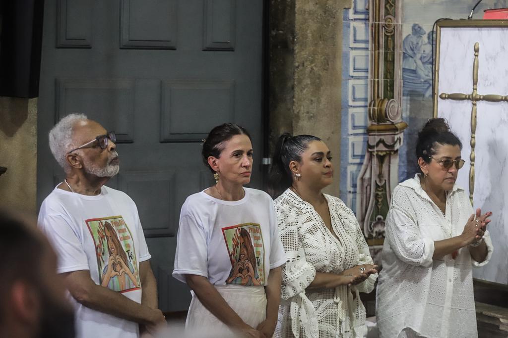 Com o pai e Regina Casé, Preta Gil agradece em missa no Pelourinho