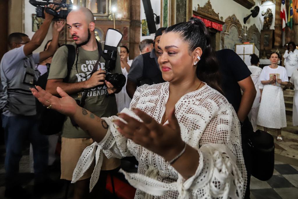 Com o pai e Regina Casé, Preta Gil agradece em missa no Pelourinho