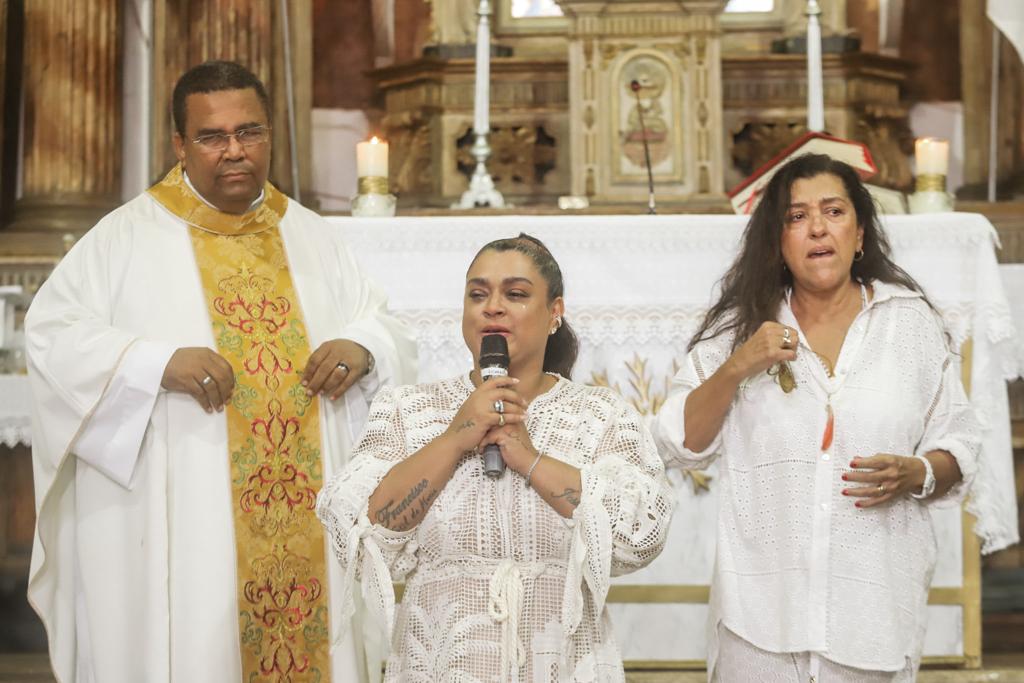 Com o pai e Regina Casé, Preta Gil agradece em missa no Pelourinho