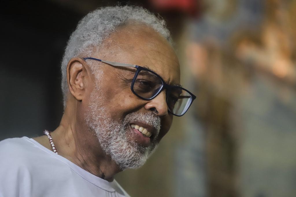 Com o pai e Regina Casé, Preta Gil agradece em missa no Pelourinho