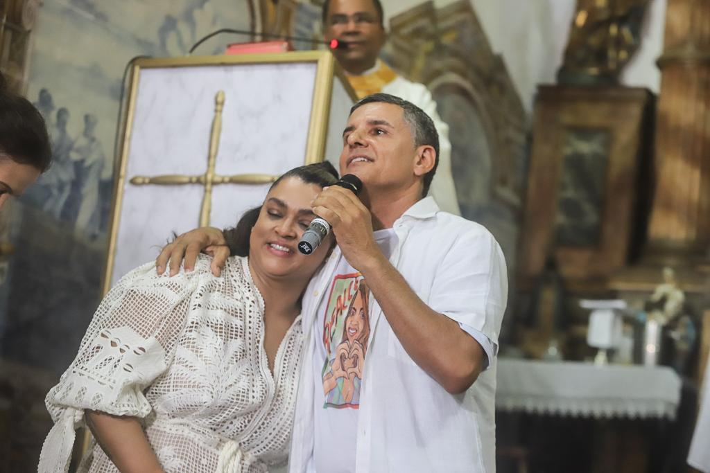 Com o pai e Regina Casé, Preta Gil agradece em missa no Pelourinho