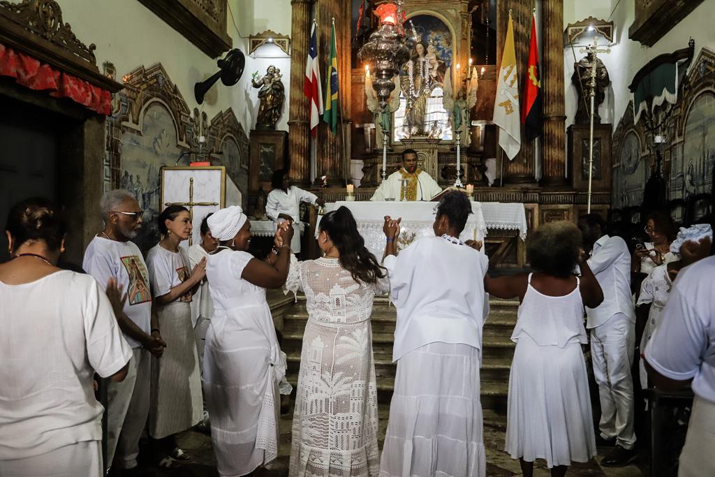 Com o pai e Regina Casé, Preta Gil agradece em missa no Pelourinho