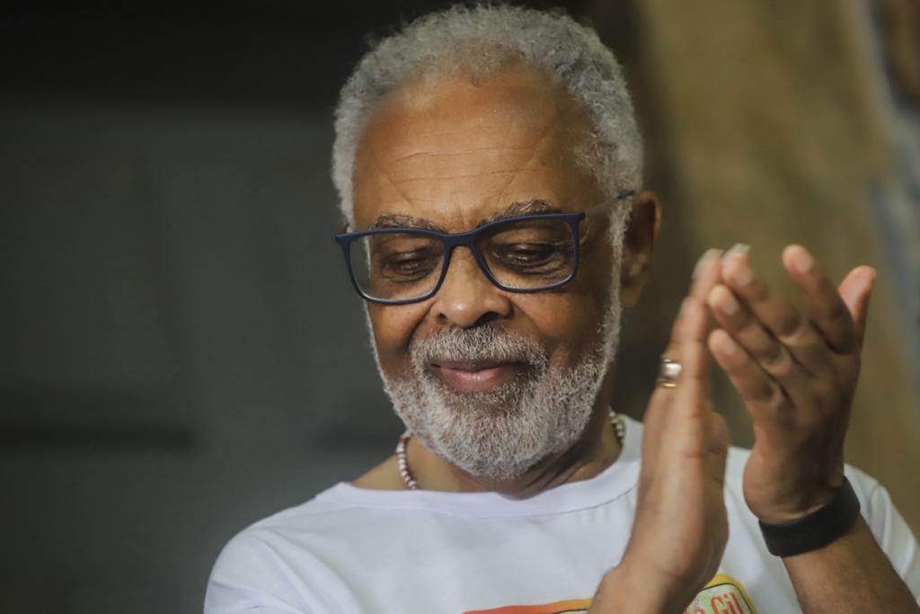 Com o pai e Regina Casé, Preta Gil agradece em missa no Pelourinho