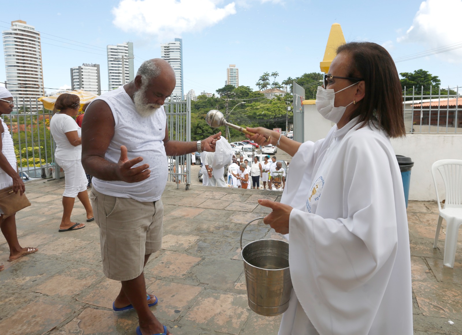 Fiéis comparecem à Igreja de São Lázaro pedindo proteção pelo ano novo