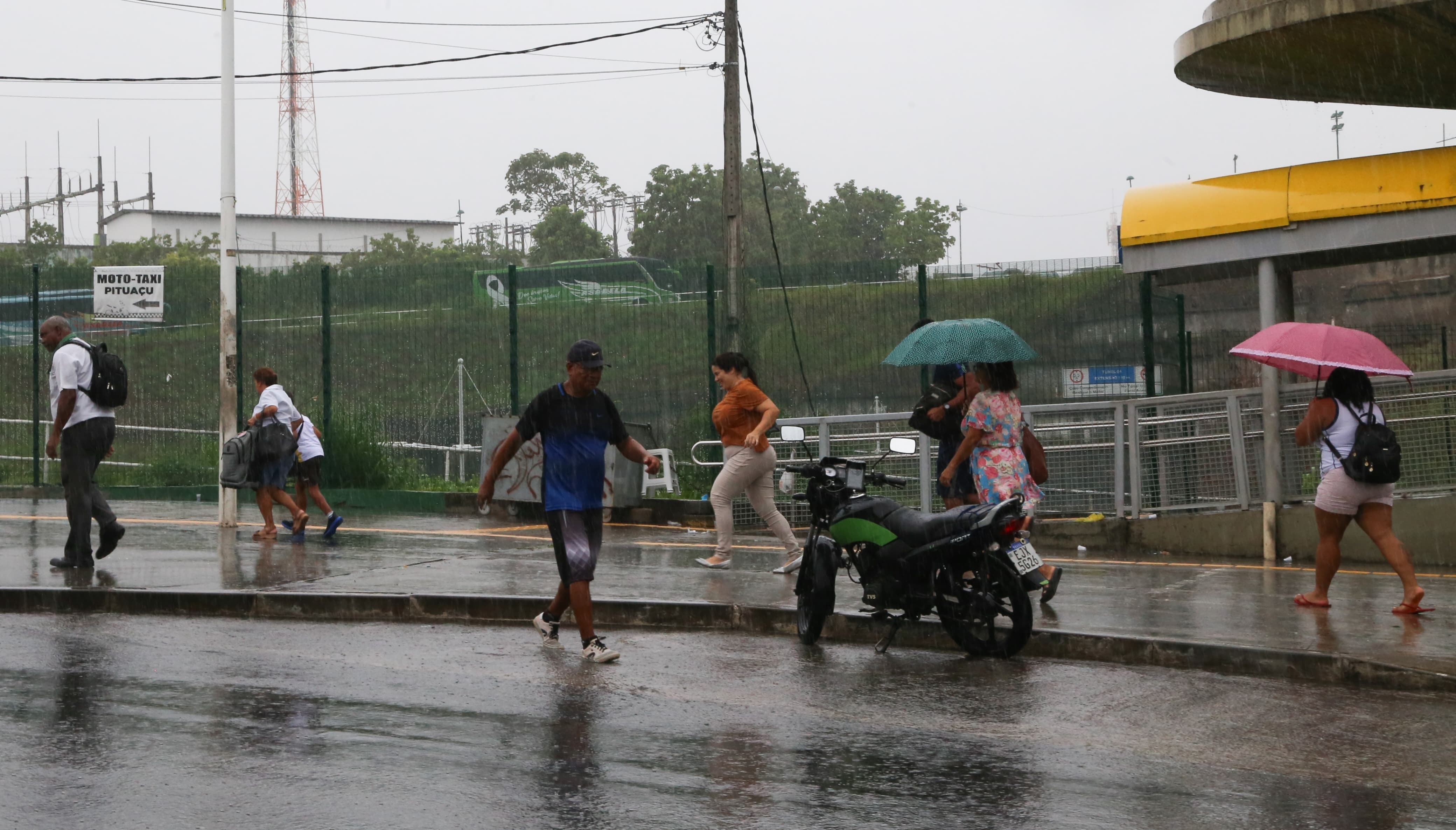 Fotos: Confira imagens dos transtornos causados pela chuva em Salvador