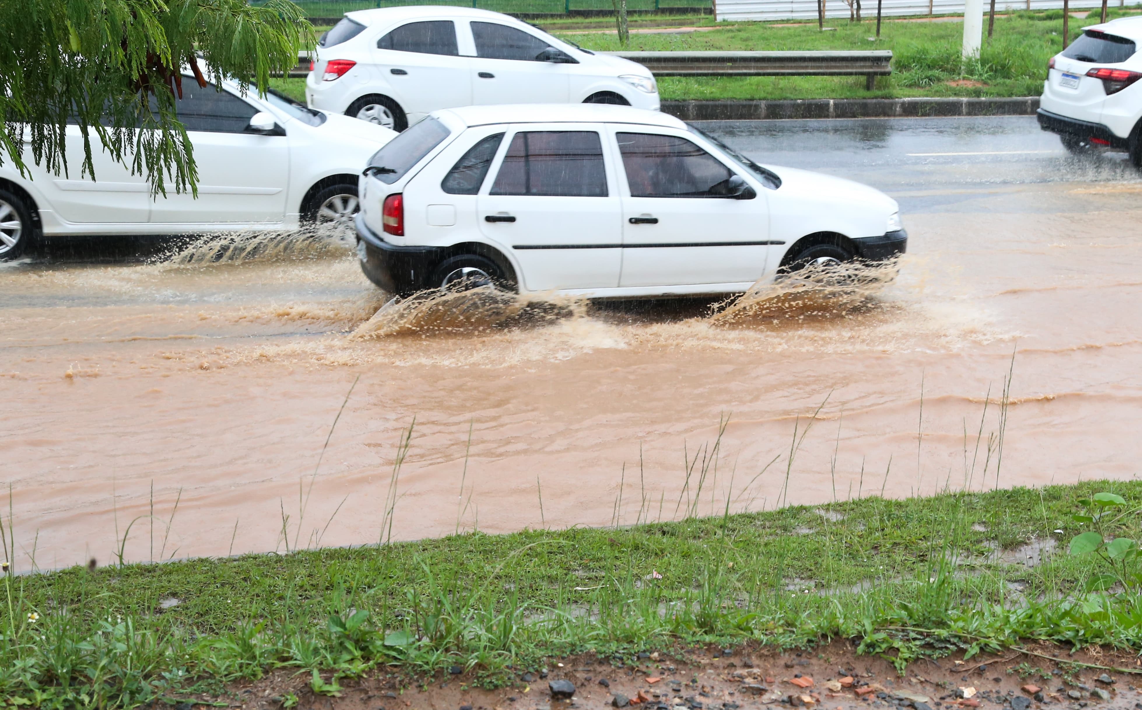 Fotos: Confira imagens dos transtornos causados pela chuva em Salvador