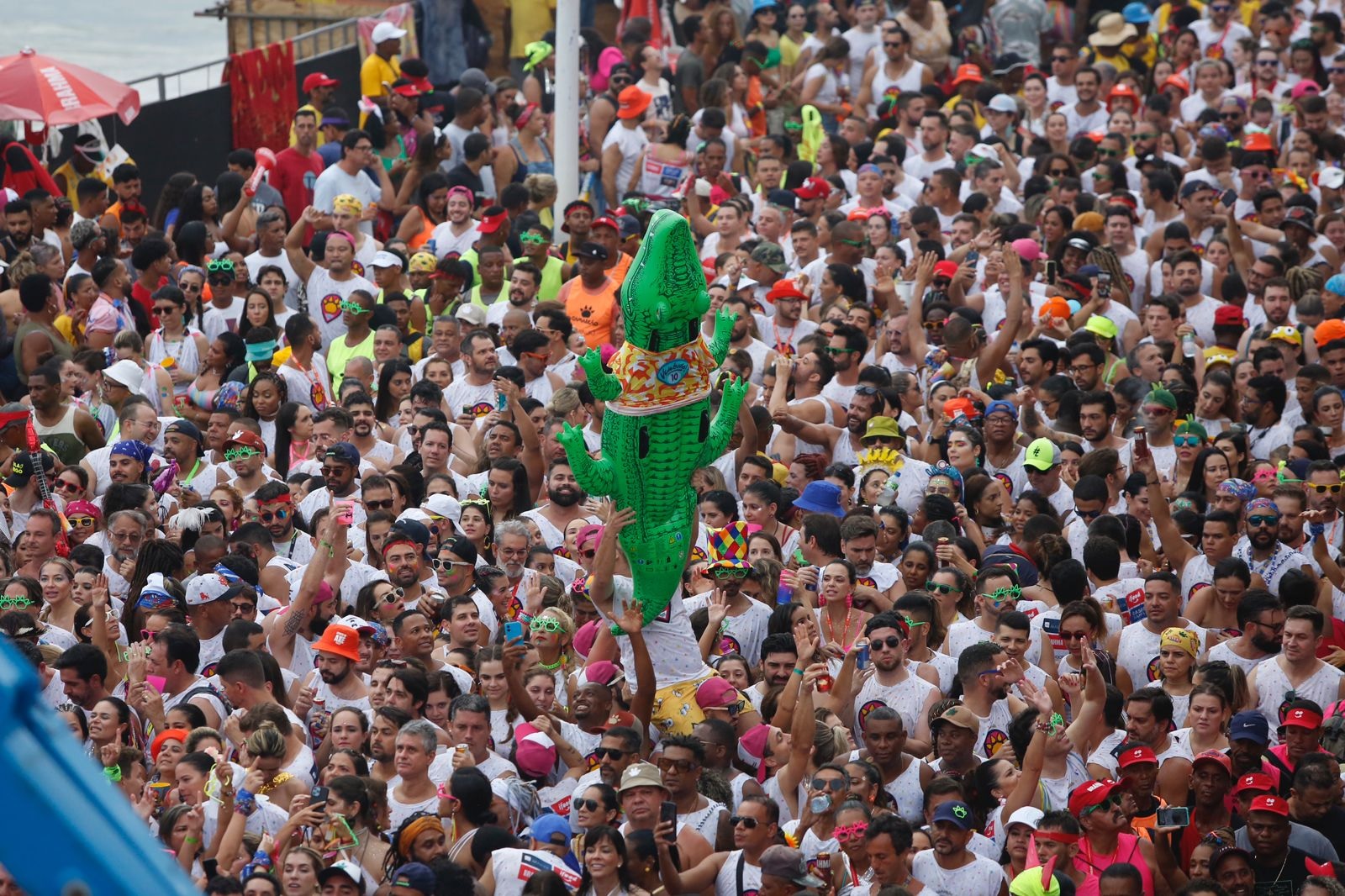 Fotos: confira as imagens do domingo de carnaval em Salvador