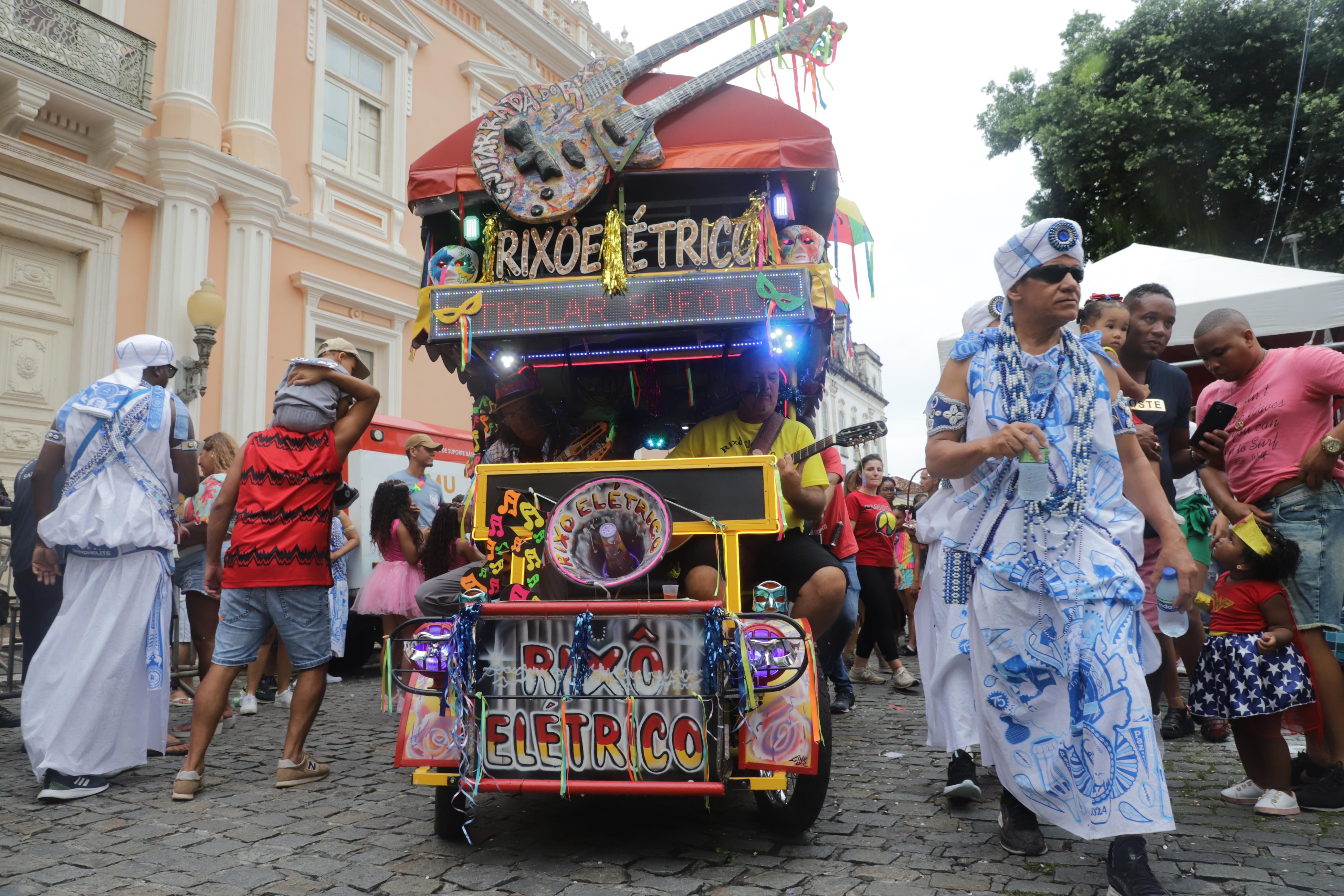 Fotos: confira as imagens do domingo de carnaval em Salvador