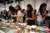 Leitores mostram livros escolhidos na Bienal para levar para casa