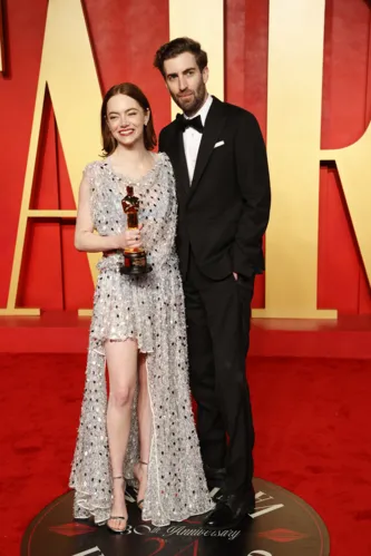 Atriz Emma Stone e o ator Dave McCary 