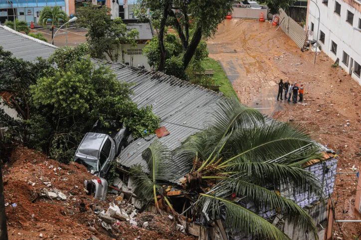 Veja imagens de desabamento de prédio no Centro de Salvador