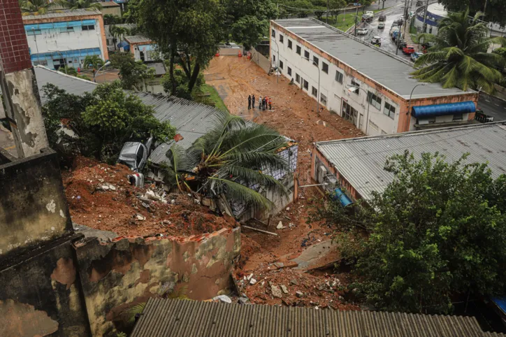 Veja imagens de desabamento de prédio no Centro de Salvador