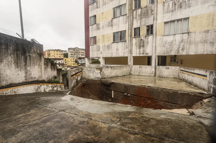 Veja imagens de desabamento de prédio no Centro de Salvador