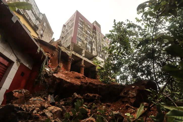 Veja imagens de desabamento de prédio no Centro de Salvador