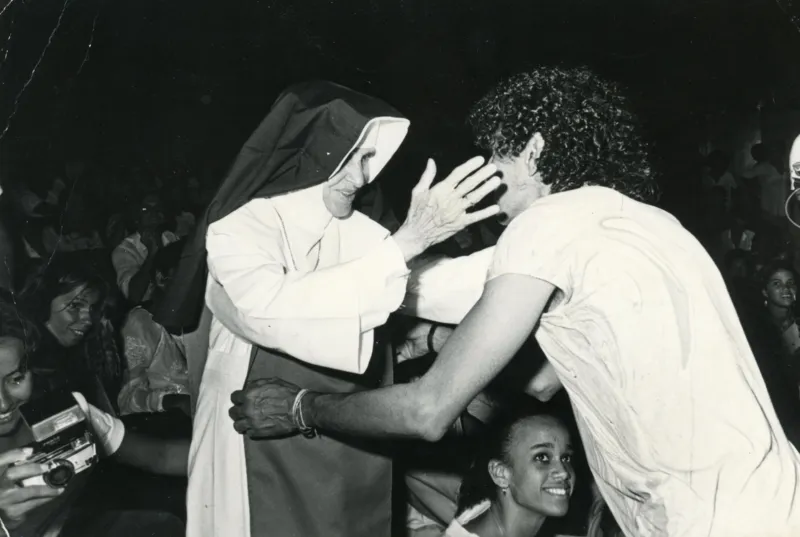 O abraço de Caetano Veloso em Irmã Dulce que, em 2019, foi reconhecida como santa pela Igreja Católica