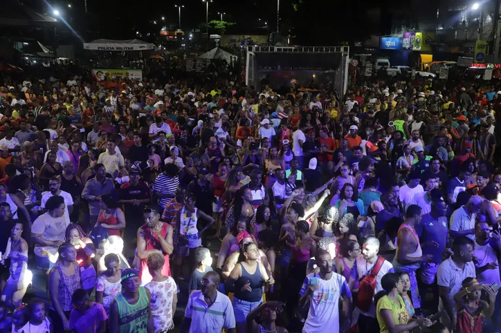 Liberdade - Praça Nelson Mandela: br br Lazzo Matumbi, Virgílio, Carla Cristina, Kart Love, O Poeta, Guig Ghetto br br Periperi - Praça da Revolução: br br Robyssão, Motumbá, Guga Meyra, Marcia Castro, Cangaia De Jegue br br Pau da Lima - Praça Nossa Senhora Auxiliadora: br br Fantasmão, Gangue Do Samba, Norberto Curvelo, U-Tal Do Xote, Afrocidade br br Plataforma - Praça São Braz: br br Will Carvalho, Forró Do Tico, A Dama, Isac Gomes, Adão Negro br br Boca do Rio - Parque dos Ventos: br br Bailinho de Quinta, Duda Diamba, Quabales, Jorge Zarath, Jammil br br Itapuã - Praça Dorival Caymmi: br br Ganhadeiras de Itapuã, Márcia Freire, La Furia, Parangolé, A Vingadora br br Cajazeiras - Campo da Pronaica: br br Tiago Aquino, Pagodart, Tierry, Danniel Vieira, É O Tchan, Edcity br br Rio Vermelho - Largo da Mariquita: br br Ana Mametto, Paulinho Boca, Negra Cor, Marcia Short, Rumplezz br br Barra - Rua Dias D’Ávila: br br Batekoo, Chris Holanda, Telefunksoul, Dj Fabao, Dj Felipe Poeta, Mu540 br br Palco do Rock - Piatã: br br As 34 atrações ainda não foram divulgadas
