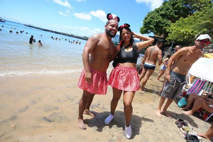 Foliões lotam Ladeira da Preguiça para o Banho de Mar à Fantasia; veja