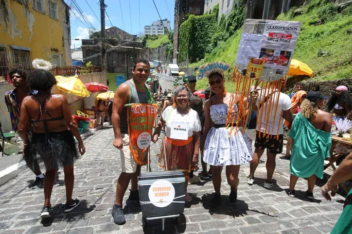 Foliões lotam Ladeira da Preguiça para o Banho de Mar à Fantasia; veja