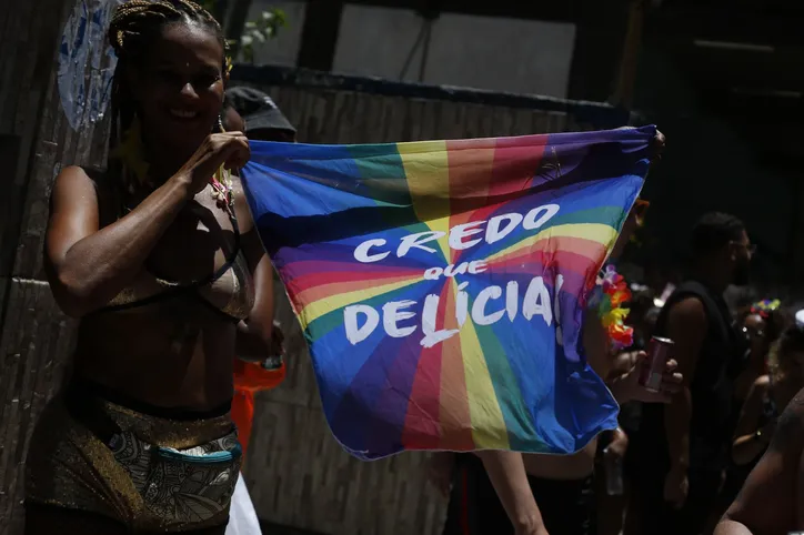 Foliões lotam Ladeira da Preguiça para o Banho de Mar à Fantasia; veja