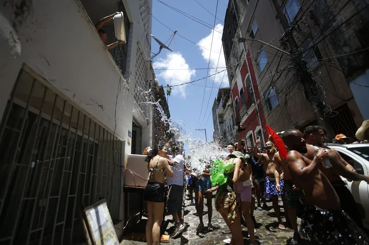 Foliões lotam Ladeira da Preguiça para o Banho de Mar à Fantasia; veja