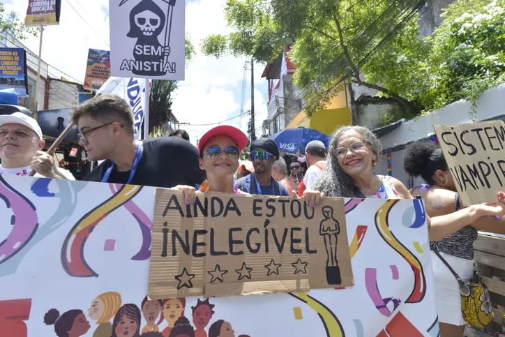 Mensagens políticas marcam Mudança do Garcia no Carnaval em Salvador