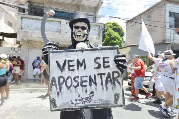 Mensagens políticas marcam Mudança do Garcia no Carnaval em Salvador