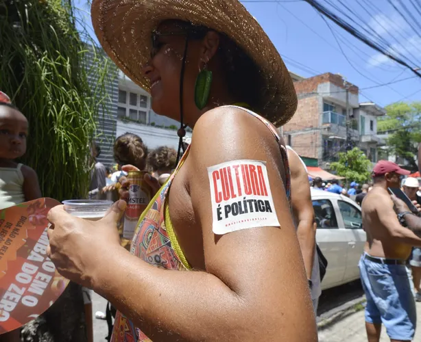 Mensagens políticas marcam Mudança do Garcia no Carnaval em Salvador