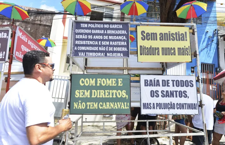 Mensagens políticas marcam Mudança do Garcia no Carnaval em Salvador